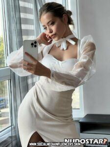 Molly Evans Leaks Actress Blonde Small Breasts Blue Eyes